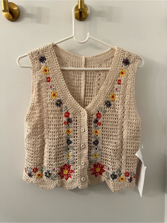 Tops - Boho Floral Embroidered Crochet Knit Vest – Cream Button-Up Scalloped Crop Top